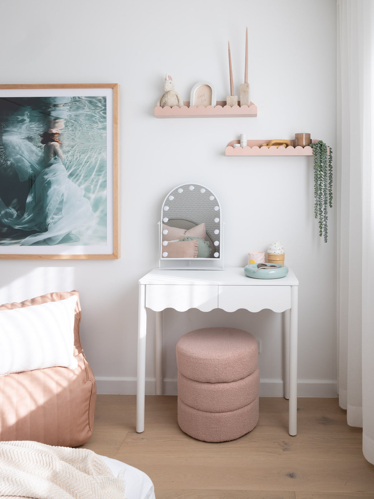 HAAUS 7 Tween Girls Bedroom vanity